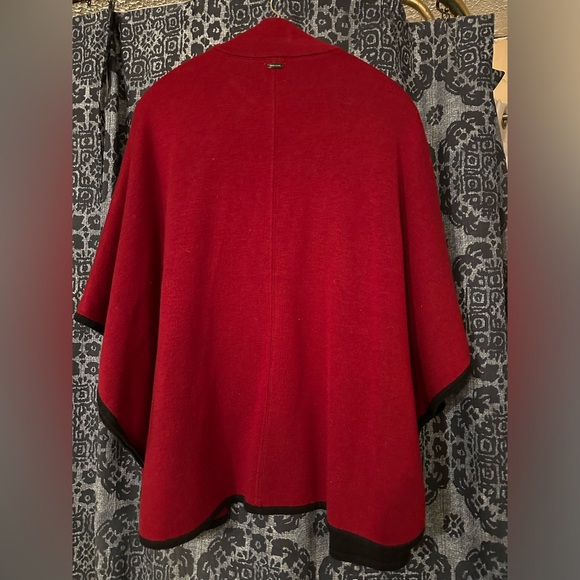Anne Klein red cape excellent condition - Picture 4 of 5